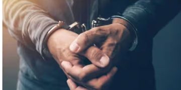 ബാങ്ക് ജീവനക്കാരനെന്ന് വിശ്വസിപ്പിച്ച് തട്ടിപ്പ്; ഒമാനിൽ സ്ത്രീയ്ക്ക് നഷ്ടപ്പെട്ടത് വൻ തുക, പ്രവാസി പിടിയിൽ