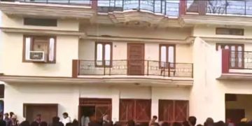 അമ്മയെ വെടിവെച്ചു, ഭാര്യയെ വെട്ടി, കുട്ടികളെ വീടിന്‍റെ മുകളിൽനിന്ന് എറിഞ്ഞു; യു.പിയിൽ കുടുംബാംഗങ്ങളെ കൊന്ന് യുവാവ് ജീവനൊടുക്കി