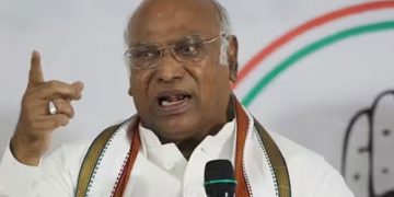 ഇലക്ഷൻ കമ്മീഷന് ഖാർഗെയുടെ കത്ത്, ‘ഭരണകക്ഷി നേതാക്കളുടെ വർഗീയ പരാമർശങ്ങളിൽ നടപടിയില്ലാത്തത് അമ്പരിപ്പിക്കുന്നു’