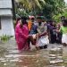 വെള്ളത്തിൽ മുങ്ങി വീടുകൾ; വയോധികരെ എംഎൽഎയുടെ നേതൃത്വത്തിൽ ചുമന്ന് സുരക്ഷിത സ്ഥലങ്ങളിലേക്ക് മാറ്റി