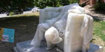 എബ്രഹാം ലിങ്കന്‍റെ മെഴുകുപ്രതിമ കനത്ത ചൂടിൽ ഉരുകി; സംഭവം താപനില 37.7 ഡിഗ്രി സെൽഷ്യസിലെത്തിയപ്പോൾ