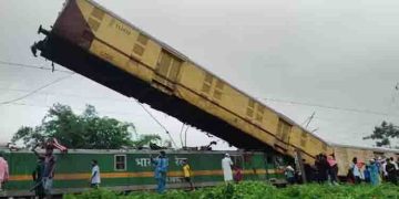 പശ്ചിമ ബംഗാളിൽ ട്രെയിനുകള്‍ കൂട്ടിയിടിച്ച് വൻ അപകടം; 5 പേര്‍ മരിച്ചു, 25 പേര്‍ക്ക് പരിക്കേറ്റു