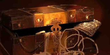 കാന്തം ഉപയോഗിച്ച് തടാകങ്ങളിലും കടലിലും നിധിവേട്ട, ദമ്പതികൾ വലിച്ച് കയറ്റിയ പെട്ടിയിൽ കോടി മൂല്യമുള്ള നോട്ടുകൾ