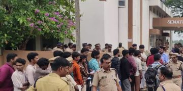 സർവകലാശാല യൂനിയൻ തെരഞ്ഞെടുപ്പിന്റെ വോട്ടെണ്ണൽ കനത്ത സുരക്ഷയിൽ; നേരിയ സംഘർഷത്തിനിടെ ജാഗ്രത കടുപ്പിച്ച് പോലീസ്