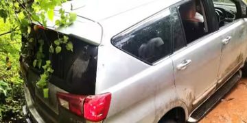 ഗൂഗിൽ മാപ്പിൽ മൂന്നാർ സെറ്റ് ചെയ്ത് യാത്ര, ആലപ്പുഴ വെച്ച് വഴിമുട്ടി; തെലങ്കാന സ്വദേശികളുടെ കാർ തോട്ടിൽ വീണു