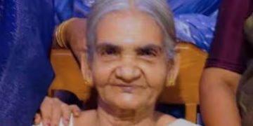 ജെസിബി ഉപയോഗിച്ച് മണ്ണ് നീക്കുന്നതിനിടെ വീടിന് മുകളിൽ പന കടപുഴകി വീണു, കോഴിക്കോട് വയോധികക്ക് ദുരുണാന്ത്യം