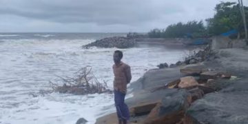 അമ്പലപ്പുഴയുടെ വിവിധ തീരങ്ങളിൽ കടൽ കയറ്റം ശക്തമായി; മത്സ്യബന്ധനത്തിന് പോയ വള്ളങ്ങൾ തിരിച്ചെത്തിച്ചു