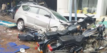 ഇന്നോവ കടയിലേക്ക് ഇടിച്ചുകയറി അഞ്ച് പേർക്ക് പരിക്ക്; 13 ബൈക്കുകൾ തകർന്നു