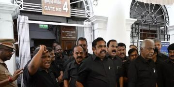 വ്യാജ മദ്യം: നിയമസഭ നടപടികൾ തടസപ്പെടുത്തിയ എടപ്പാടിക്കും അണ്ണാ ഡി.എം.കെ എം.എൽ.എമാർക്കും സസ്പെൻഷൻ