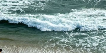 വർക്കല കാപ്പിലെ ബീച്ചിൽ തിരയിൽപ്പെട്ട് ഒരു കുടുംബത്തിലെ രണ്ടു പേർ മരിച്ചു