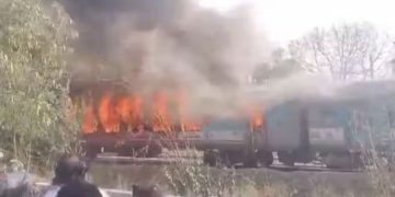 ട്രെയിനിൽ തീപിടിത്തം; താജ് എക്സ്പ്രസിന്‍റെ നാലു കോച്ചുകളിൽ തീപടർന്നു, അണയ്ക്കാൻ തീവ്രശ്രമം, സംഭവം ദില്ലിയിൽ