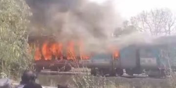 ട്രെയിനിൽ തീപിടിത്തം; താജ് എക്സ്പ്രസിന്‍റെ നാലു കോച്ചുകളിൽ തീപടർന്നു, അണയ്ക്കാൻ തീവ്രശ്രമം, സംഭവം ദില്ലിയിൽ