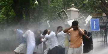 പരീക്ഷാ ക്രമക്കേടുകൾ: രാജ്ഭവനിലേക്കുള്ള കെ.എസ്.യു മാർച്ചിൽ സംഘർഷം