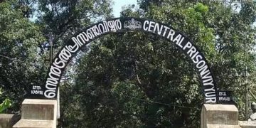 വിയ്യൂർ ജയിൽ ഡി ബ്ലോക്കിലെ 29-ാം നമ്പര്‍ സെൽ; സന്ദര്‍ശകർ വന്നുപോയ ശേഷം നടത്തിയ പരിശോധന, മൊബൈൽ ഫോൺ കണ്ടെത്തി