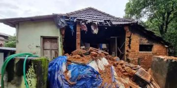 ശക്തമായ മഴ: പന്തളത്ത് വീട് തകർന്നു; വയോധികയും മകനും രക്ഷ​പ്പെട്ടു