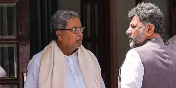 മാറി നിൽക്കു, ശിവകുമാർ മുഖ്യമന്ത്രിയാകട്ടെ; വേദിയിലിരിക്കുന്ന സിദ്ധരാമയ്യയോട് വൊക്കലിഗ മഠാധിപതി