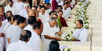 നെഞ്ചുലഞ്ഞ് കേരളം: മുഖ്യമന്ത്രിയും മന്ത്രിമാരും മൃതദേഹങ്ങൾ ഏറ്റുവാങ്ങി; വിമാനത്താവളത്തിൽ പൊതുദർശനം