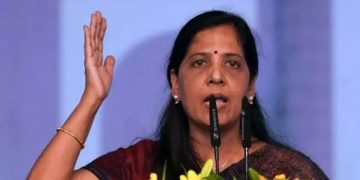 ‘തീവ്രവാദിയോടെന്ന പോലെ കെജ്രിവാളിനോട് പെരുമാറുന്നു, ഏകാധിപത്യം എല്ലാ പരിധിയും ലംഘിച്ചു’