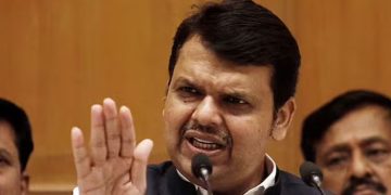 രാഷ്ട്രീയ കേന്ദ്രങ്ങളെ അമ്പരപ്പിച്ച് ഫഡ്നാവിസ്, മഹാരാഷ്ട്ര ഉപമുഖ്യമന്ത്രി സ്ഥാനം രാജിവെക്കുമെന്ന് പ്രഖ്യാപനം