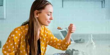 വളരെ സാവധാനത്തിലാണോ ഭക്ഷണം കഴിക്കാറുള്ളത്? എങ്കിൽ നിങ്ങൾക്ക് ചില പ്രത്യേകതകളുണ്ട്