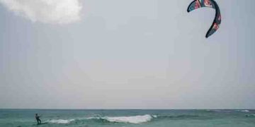 കൈറ്റ് സർഫിംഗ്; ചെറുദ്വീപിൽ കുടുങ്ങി യുവാവ്, രക്ഷയായത് കല്ലുകൾ