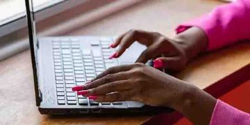 നടക്കില്ലാന്ന് പറഞ്ഞാൽ നടക്കില്ല; ജോലി ചെയ്യുന്നതായി നടിച്ചു, ജീവനക്കാരുടെ ജോലി പോയി