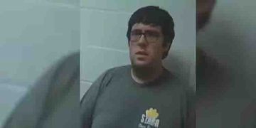 11 കാരിക്ക് നൽകിയത് 60 പ്രേമലേഖനങ്ങൾ, പള്ളിയിലടക്കം പിന്തുടർന്നു; അധ്യാപകൻ അറസ്റ്റിൽ