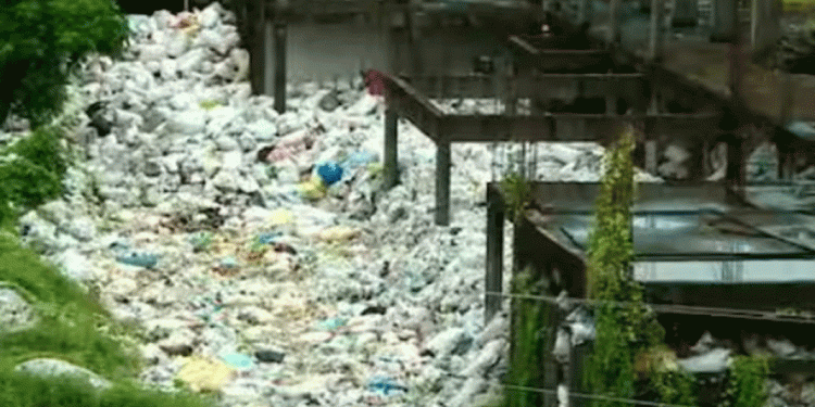 പഞ്ചകർമ്മ ആശുപത്രി കെട്ടിടം മാലിന്യമലയാക്കി ആലപ്പുഴ നഗരസഭ