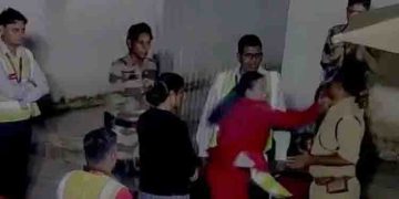 എയർപോർട്ടിൽ സിഐഎസ്എഫ് ഉദ്യോഗസ്ഥന്റെ മുഖത്തടിച്ച് ജീവനക്കാരി; അസഭ്യം പറ‌ഞ്ഞതാണ് കാരണമെന്ന് വിമാനക്കമ്പനി