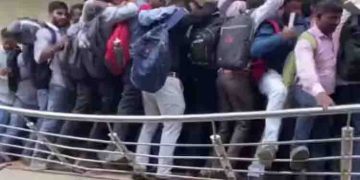 10 പേരുടെ ഒഴിവിലേക്ക് ഇന്റ‍ർവ്യൂ, എത്തിയത് 1800 പേർ; ഹോട്ടലിന്റെ കൈവരി ത‍കർന്ന് നിരവധിപ്പേർ താഴെ വീണു