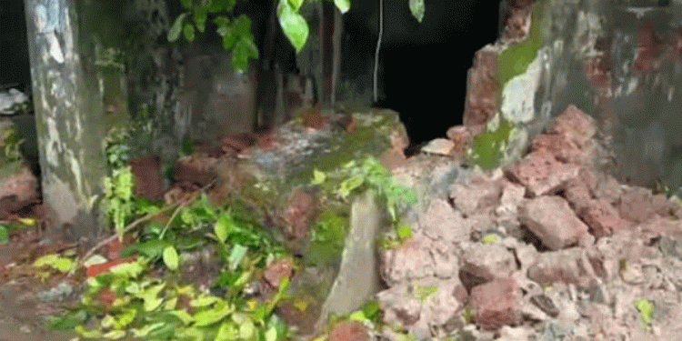 കോഴിക്കോട് ലോറി മതിലിൽ ഇടിച്ചു ; 5 വിദ്യാർത്ഥികൾക്ക് പരിക്ക്