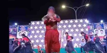 ആന്ധ്രയിൽ നൃത്ത പരിപാടിക്കിടെ കോഴിയെ കടിച്ചു കൊന്ന നർത്തകനെതിരെ പ്രതിഷേധം, കേസ്