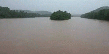 നദികളിലെ ജലനിരപ്പ് അപകടകരമായി ഉയരുന്നു