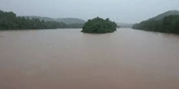നദികളിലെ ജലനിരപ്പ് അപകടകരമായി ഉയരുന്നു