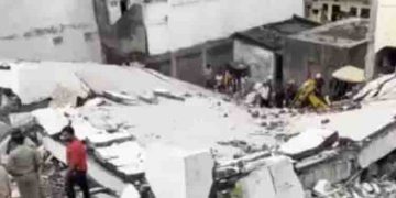 സൂറത്തിൽ ആറ് നില കെട്ടിടം തകര്‍ന്നുവീണു: മൂന്ന് പേര്‍ മരിച്ചു, അഞ്ച് പേര്‍ കുടുങ്ങി; രക്ഷാപ്രവര്‍ത്തനം തുടങ്ങി