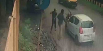 അമിത വേഗത്തിലെത്തിയ കാർ യുവതിയെ ഇടിച്ചുതെറിപ്പിച്ചു; നാട്ടുകാർ ഓടിയെത്തും മുമ്പ് കാറുമായി രക്ഷപ്പെട്ട് ഡ്രൈവർ