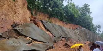 മുക്കാളിയിൽ മണ്ണിടിച്ചിൽ; അപകടം ഒഴിവായത് തലനാരിഴക്ക്, ഗതാഗതം വഴിതിരിച്ചുവിട്ടു