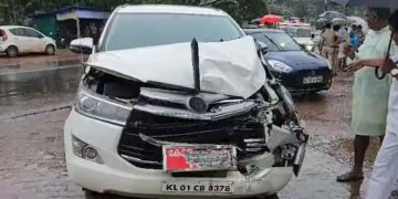 പ്രതിപക്ഷ നേതാവ് വിഡി സതീശൻ സഞ്ചരിച്ച കാര്‍ എസ്കോര്‍ട്ട് വാഹനത്തിൽ ഇടിച്ച് അപകടം; ആര്‍ക്കും പരിക്കേറ്റില്ല