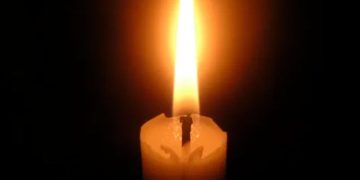 വൈദ്യുതി ബന്ധം വിച്ഛേദിച്ച് കെഎസ്ഇബിയുടെ പ്രതികാര നടപടി: മെഴുകുതിരി കത്തിച്ച് പ്രതിഷേധവുമായി ഉപഭോക്താക്കൾ