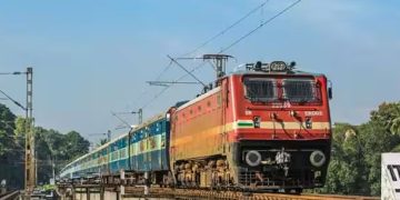 പിറന്നാൾ ആഘോഷത്തിനിടെ ഗുഡ്സ് ട്രെയിനിന് മുകളിൽ കയറി; 17 കാരന് ഷോക്കേറ്റു ​