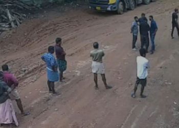 മണ്ണ് കൊണ്ടുപോയ പണം ചോദിച്ചു; യുവാവിനെ മർദിച്ച്‌ മാഫിയ സംഘം
