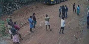 മണ്ണ് കൊണ്ടുപോയ പണം ചോദിച്ചു; യുവാവിനെ മർദിച്ച്‌ മാഫിയ സംഘം