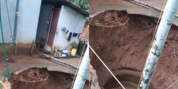 കോഴിക്കോട് കിണര്‍ ഇടിഞ്ഞ് താഴ്ന്നു; പമ്പ് സെറ്റടക്കം മണ്ണിനടിയിൽ, ചേര്‍ന്ന് കിടക്കുന്ന വീടും അപകട ഭീഷണിയില്‍