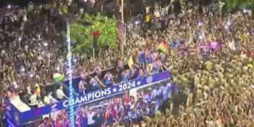 ആവേശത്തിരമാല തീർത്ത് മുംബൈയില്‍ ടീം ഇന്ത്യയുടെ വിക്ടറി മാര്‍ച്ച്, വാംഖഡെയില്‍ വീരോചിത സ്വീകരണം