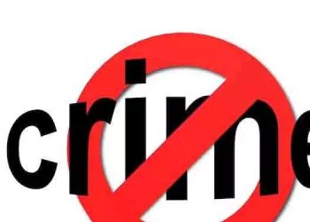 വാതിൽതകർത്ത് വീട്ടിൽ അതിക്രമിച്ച് കയറിയ മൂന്നം​ഗ സംഘം യുവതിയെ വെടിവെച്ചുകൊന്നു; രണ്ട് പേർക്ക് പരിക്ക്