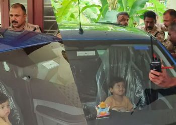 കളിക്കുന്നതിനിടെ കാറിനുള്ളിൽ കുടുങ്ങി; രണ്ടു വയസുകാരന് ഫയർഫോഴ്സ് രക്ഷകരായി