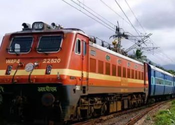 തൈക്കാട്ടുശേരിയിൽ ​ഗേറ്റടക്കുന്നതിന് മുമ്പ് ജനശതാബ്ദി, ഗേറ്റിന് കുറുകെ കടന്ന് സ്കൂൾ വാൻ; വൻ ദുരന്തം ഒഴിവായി