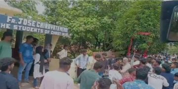 തുറിച്ച് നോക്കിയെന്ന നിസാരകാര്യം; ക്രൈസ്റ്റ് കോളേജിൽ തല്ലുമാല, 9 വിദ്യാർത്ഥികൾക്ക് സസ്പെൻഷൻ