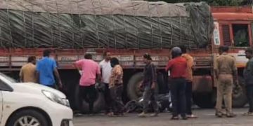 കോവളം വാഴമുട്ടത്ത് സ്കൂട്ടർ ലോറിക്കടിയിലേക്ക് പാഞ്ഞുകയറി; യാത്രക്കാരിയ്ക്ക് ദാരുണാന്ത്യം, ആളെ തിരിച്ചറിഞ്ഞില്ല