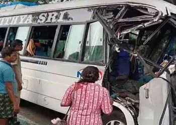 ഹൈദരാബാദിൽ ബസ് ട്രക്കിൽ ഇടിച്ച് മൂന്ന് മരണം; 14 പേർക്ക് പരിക്കേറ്റു